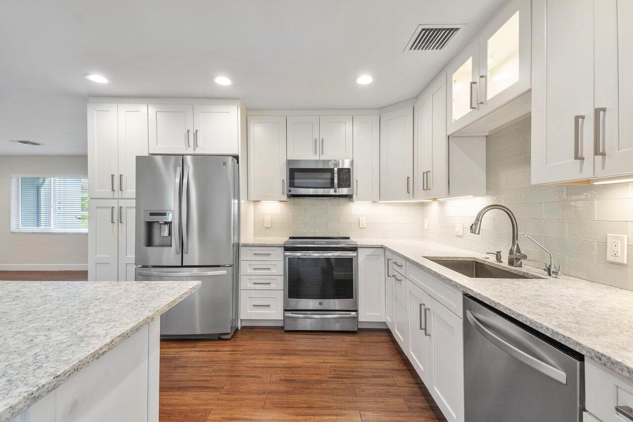 400 Northeast 5th Street Boca Raton, FL 33432 - Photo 11 of 44 Stainless Appliances