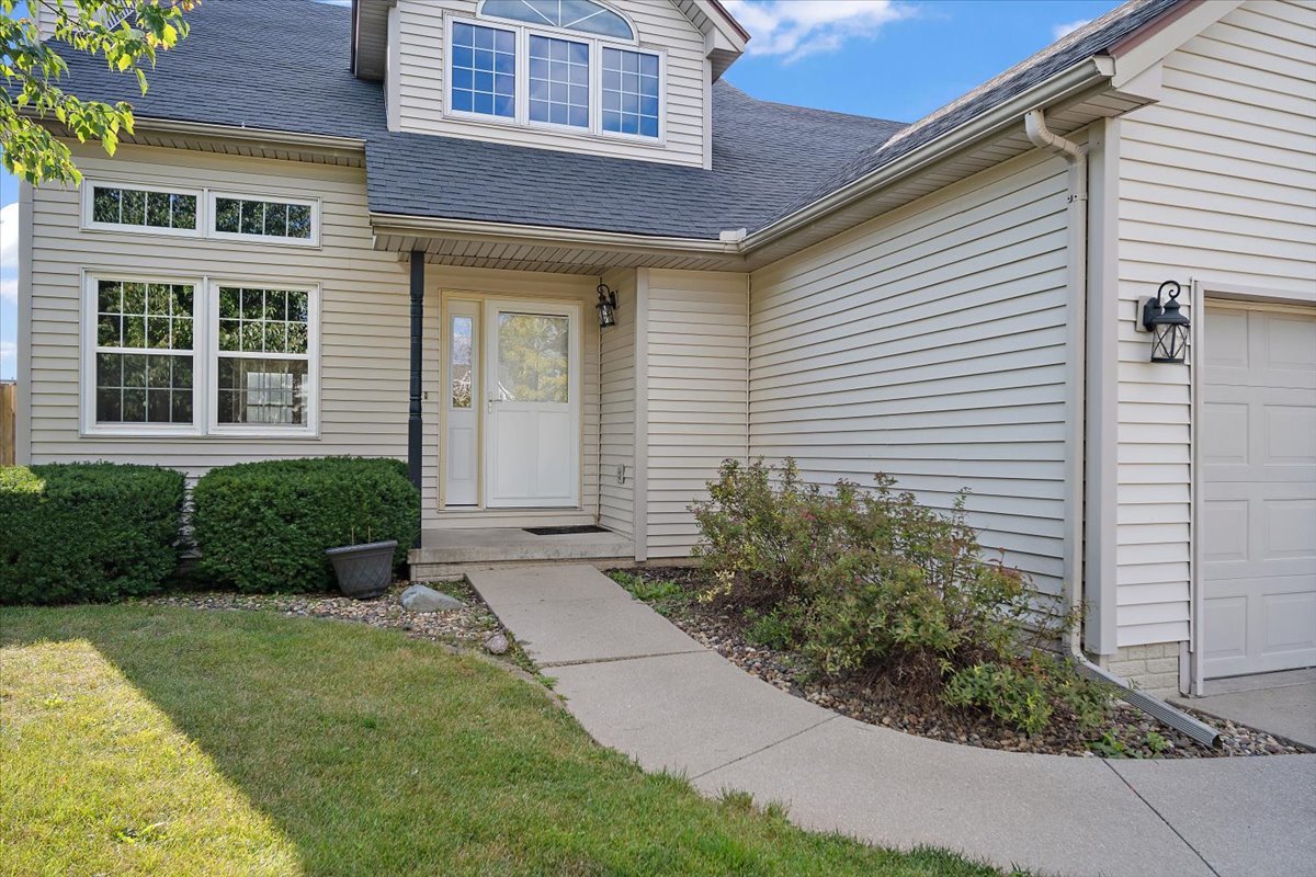 606 Windward Way Heyworth, IL 61745 - Photo 2 of 30 a front view of a house with garden