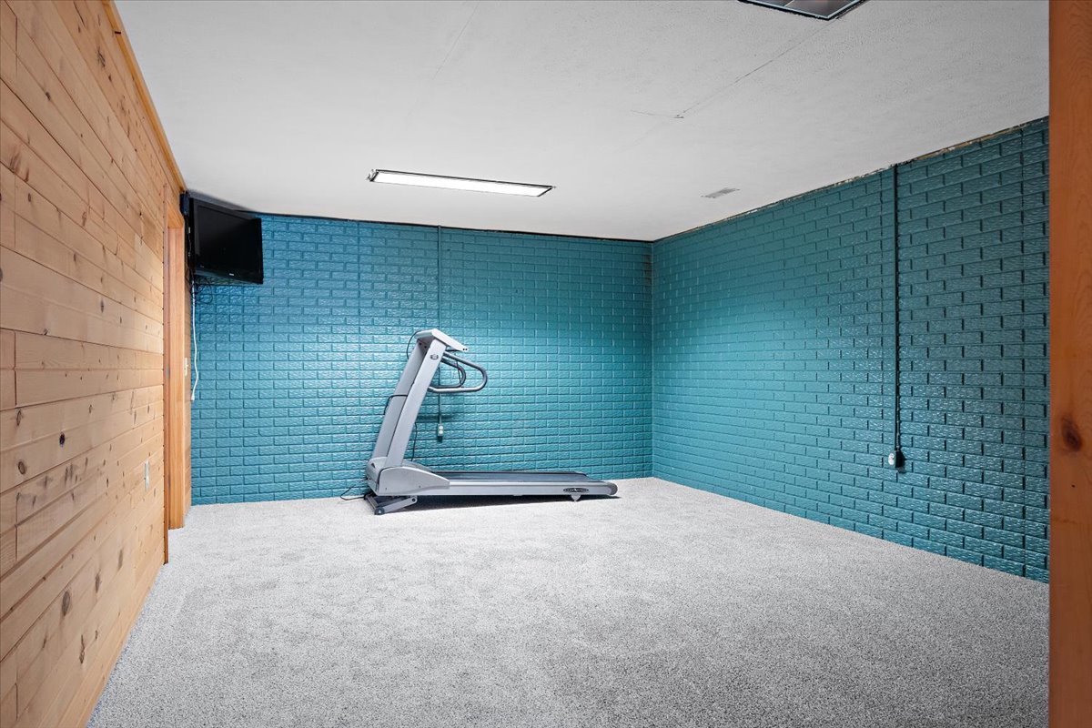 606 Windward Way Heyworth, IL 61745 - Photo 25 of 30 a view of a room with gym equipment
