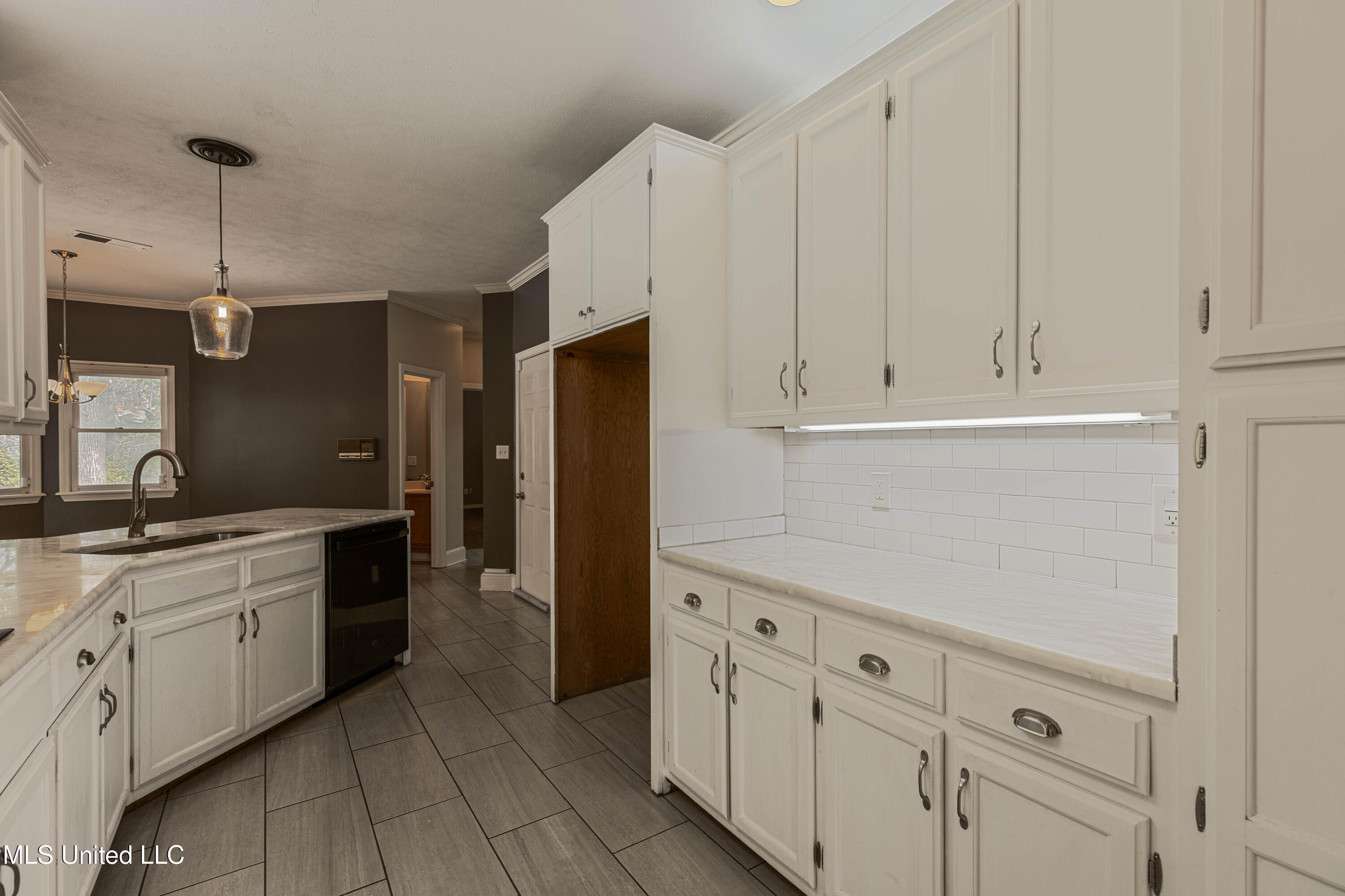1046 Newland Street Jackson, MS 39211 - Photo 13 of 45 IMG_6135-Edit