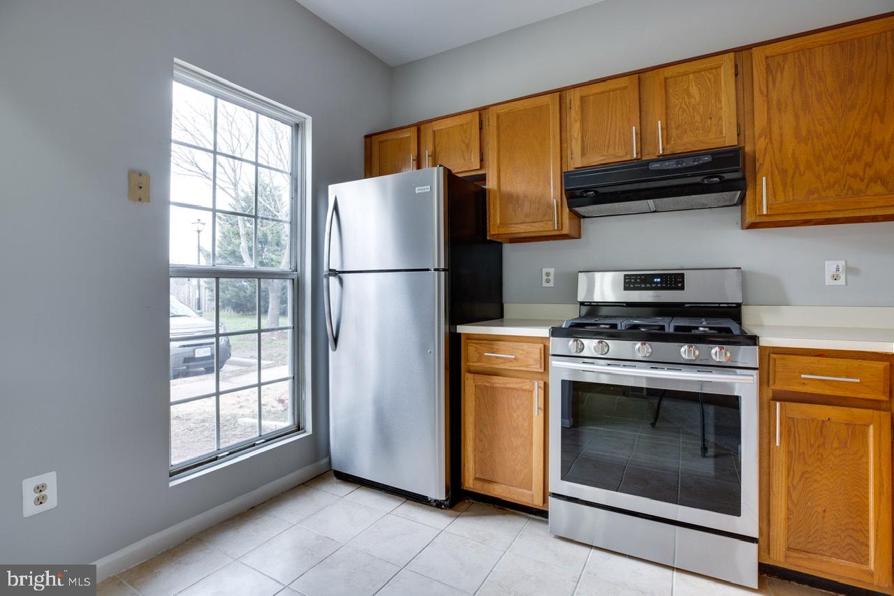 3005 McMaster Court Herndon, VA 20171 - Photo 7 of 26 a kitchen with stainless steel appliances granite countertop a refrigerator and a stove top oven