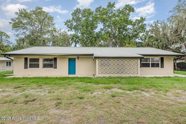 a view of a house with a outdoor space