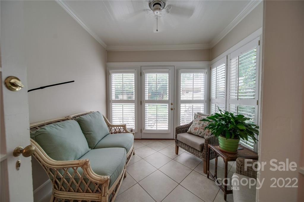 811 Queens Road, Unit 2 Charlotte, NC 28207 - Photo 12 of 31 a living room with furniture and a potted plant