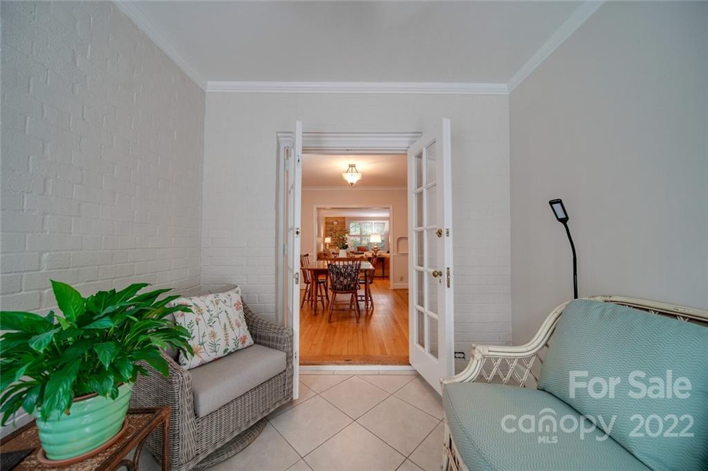 811 Queens Road, Unit 2 Charlotte, NC 28207 - Photo 13 of 31 a living room with furniture and a potted plant