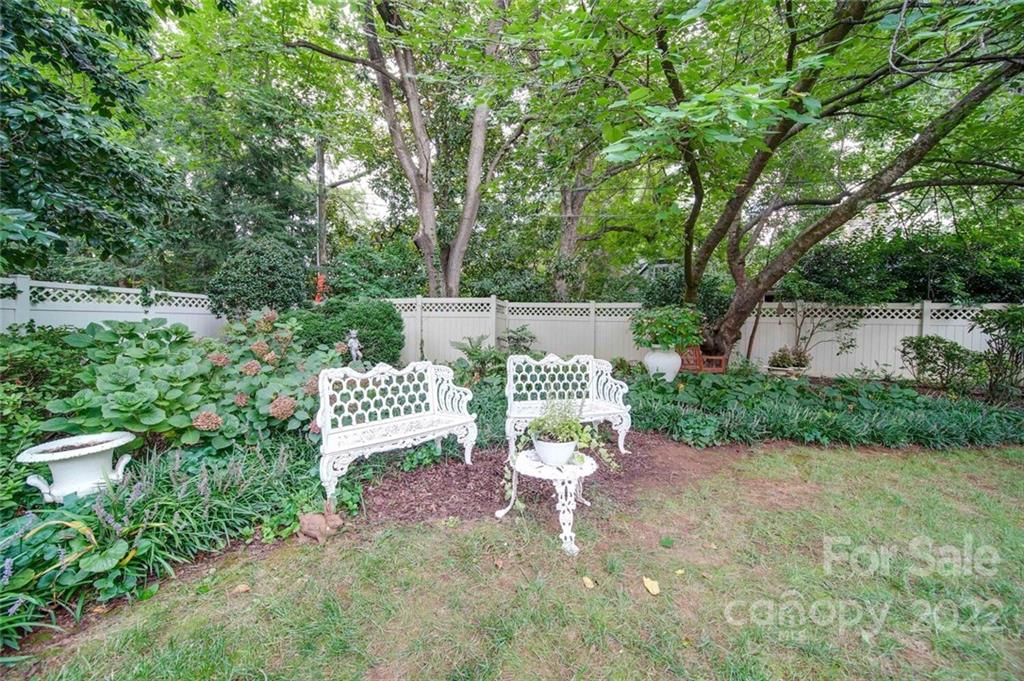 811 Queens Road, Unit 2 Charlotte, NC 28207 - Photo 25 of 31 a view of a chairs and table in the backyard