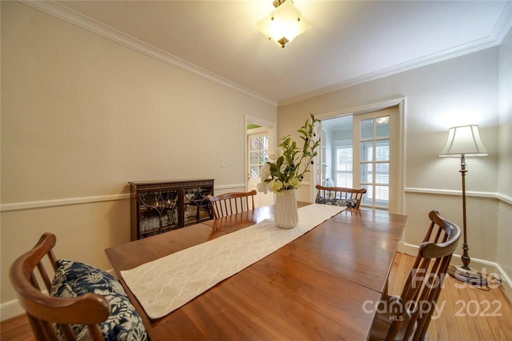 811 Queens Road, Unit 2 Charlotte, NC 28207 - Photo 6 of 31 a living room with furniture