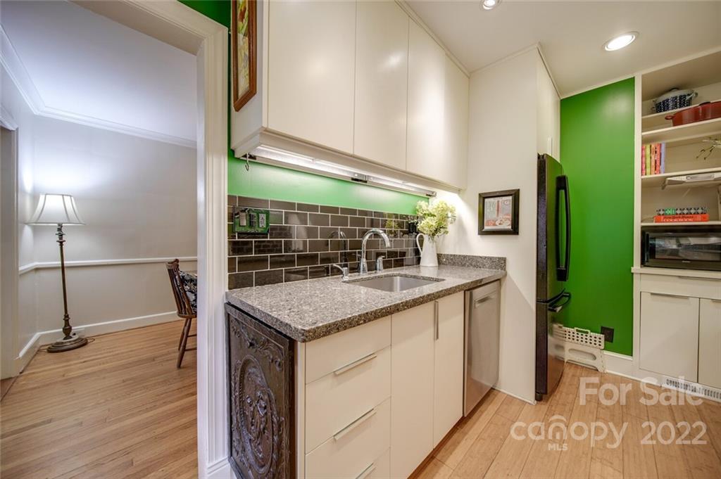 811 Queens Road, Unit 2 Charlotte, NC 28207 - Photo 9 of 31 a kitchen with a sink and cabinets