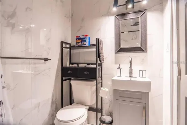 a en suite bathroom with a toilet and a shower