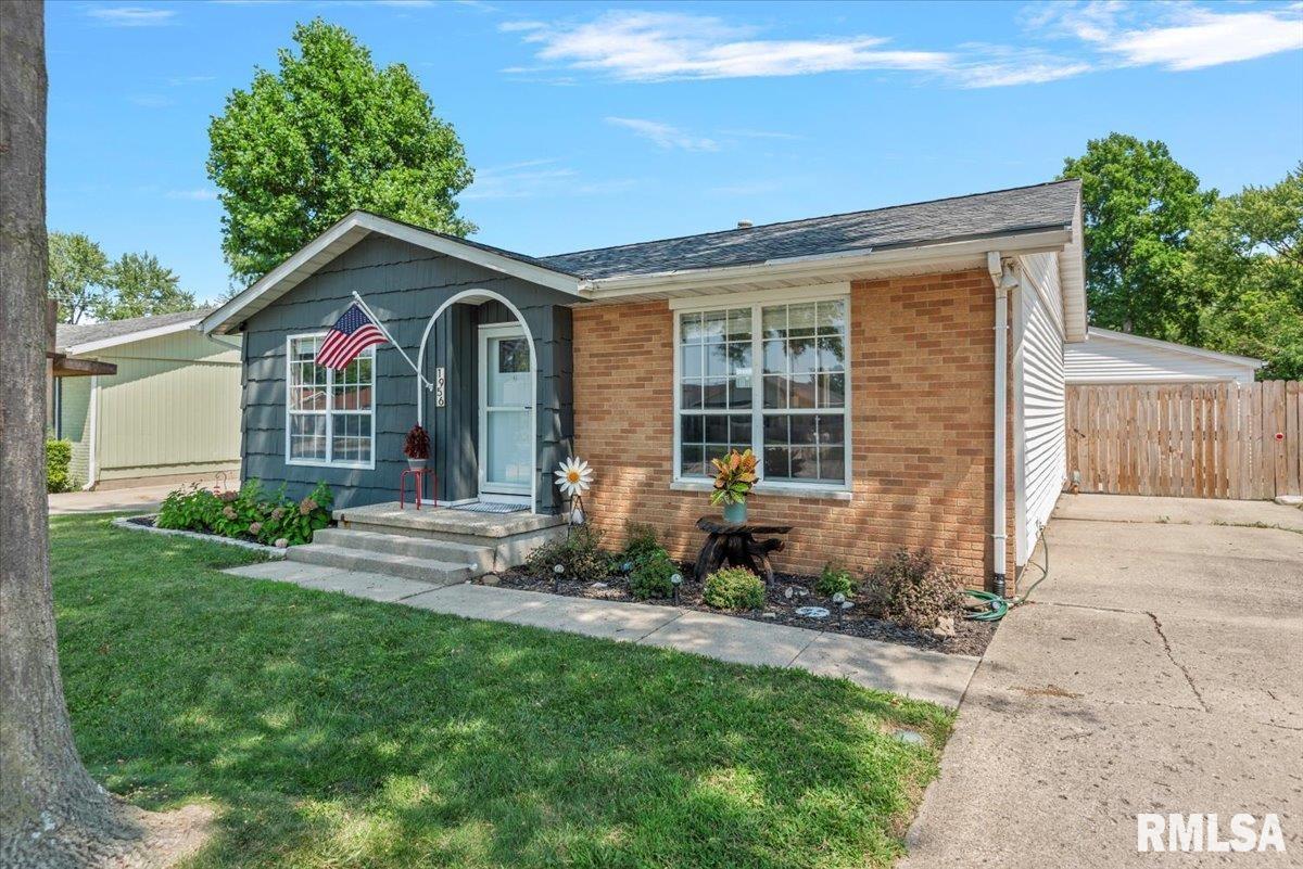 1956 Stanhope Road Springfield, IL 62702 - Photo 3 of 33
