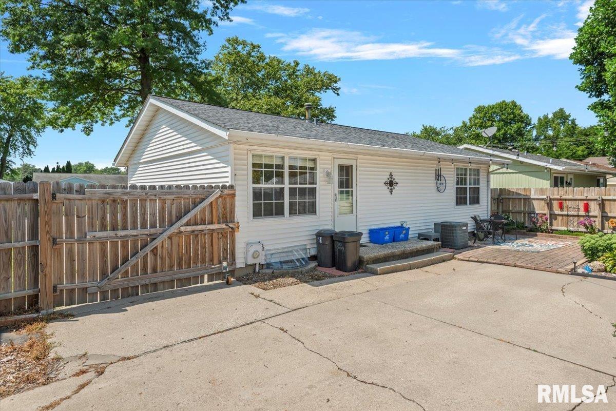 1956 Stanhope Road Springfield, IL 62702 - Photo 32 of 33