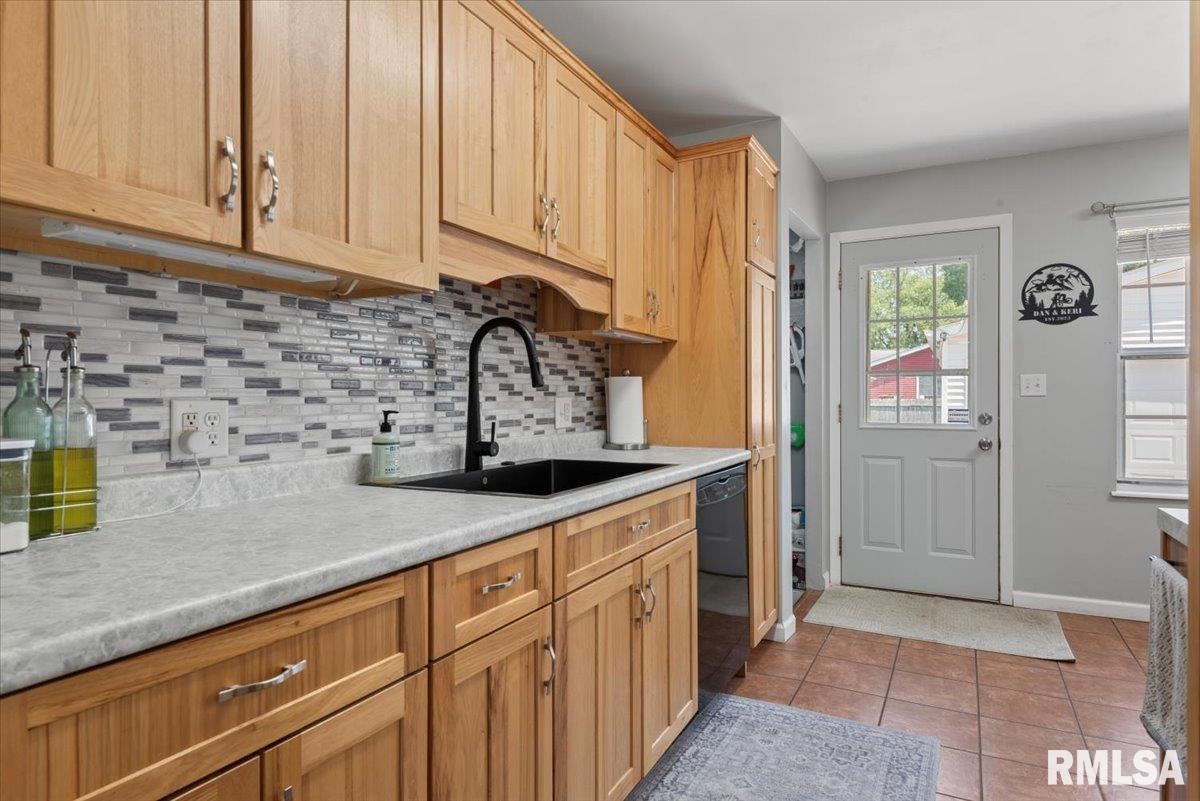 1956 Stanhope Road Springfield, IL 62702 - Photo 8 of 33