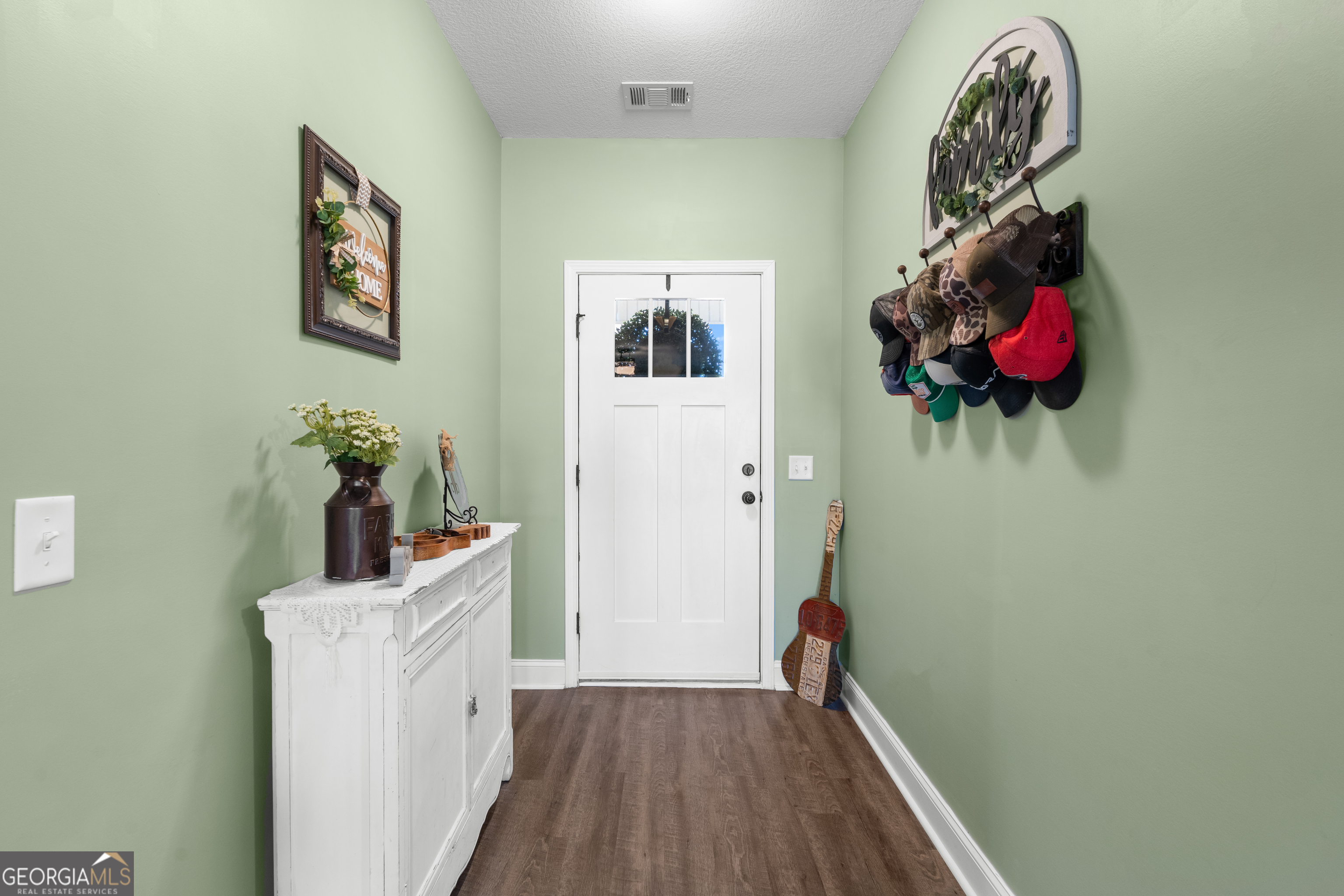 321 Farmington Road Statesboro, GA 30458 - Photo 5 of 24 a room with a window and flowerpot