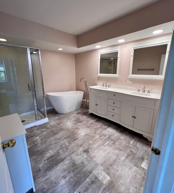 4716 Amber Circle Hoffman Estates, IL 60192 - Photo 12 of 14 a bathroom with a bathtub sink and mirror