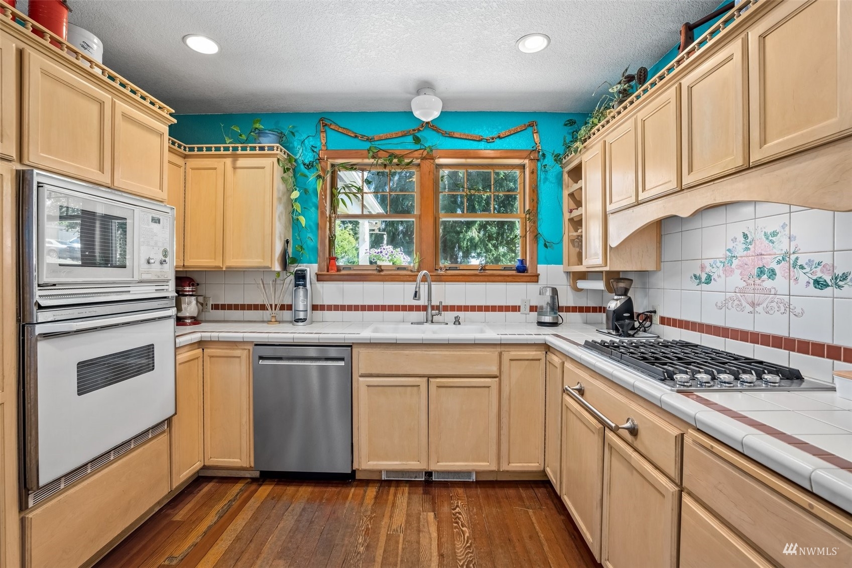 1295 Ferrier Road Winlock, WA 98596 - Photo 6 of 39 a kitchen with stainless steel appliances granite countertop a stove and a sink