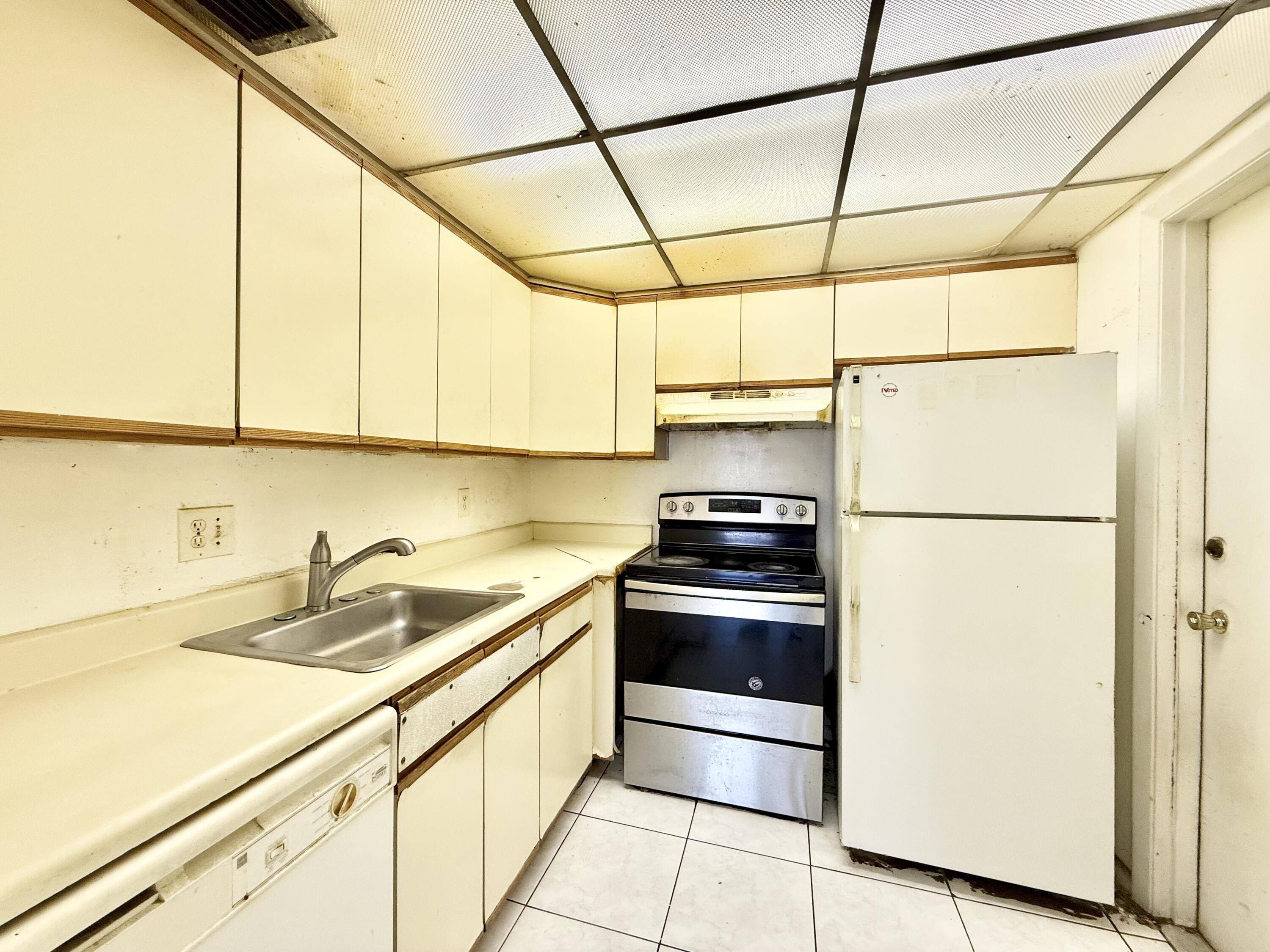 644 Northwest 13th Street, Unit 36 Boca Raton, FL 33486 - Photo 5 of 21 Kitchen
