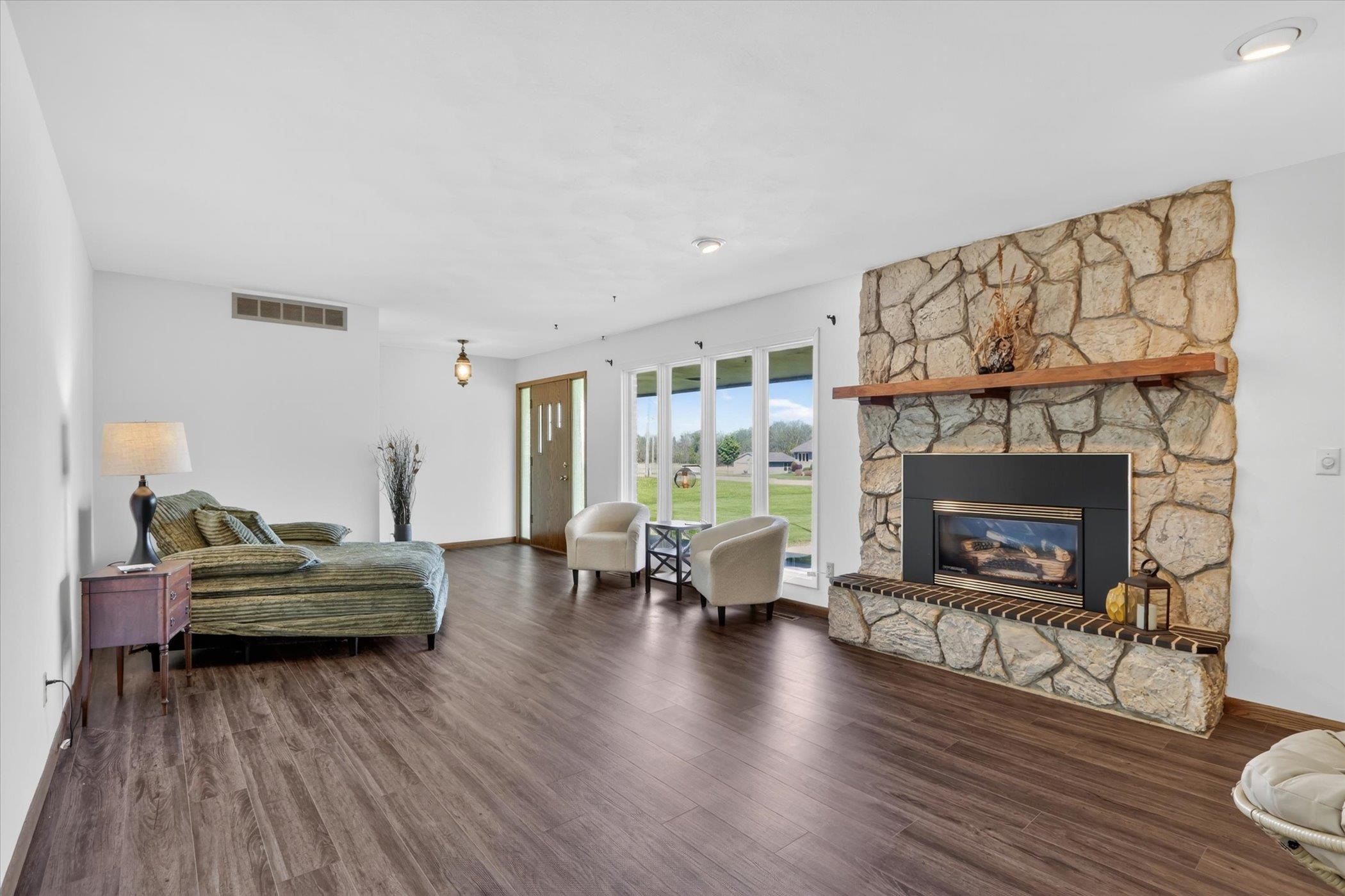 5138 East County Road South Beloit, WI 53511 - Photo 7 of 73