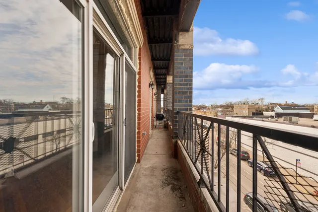 $325,000 | 4235 North Kedzie Avenue, Unit 3B, Chicago, IL 60618