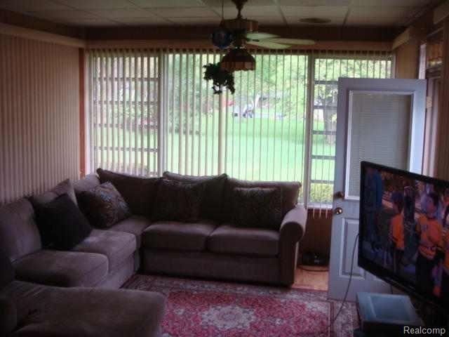28016 Quail Hollow Road Farmington, MI 48331 - Photo 4 of 22 4