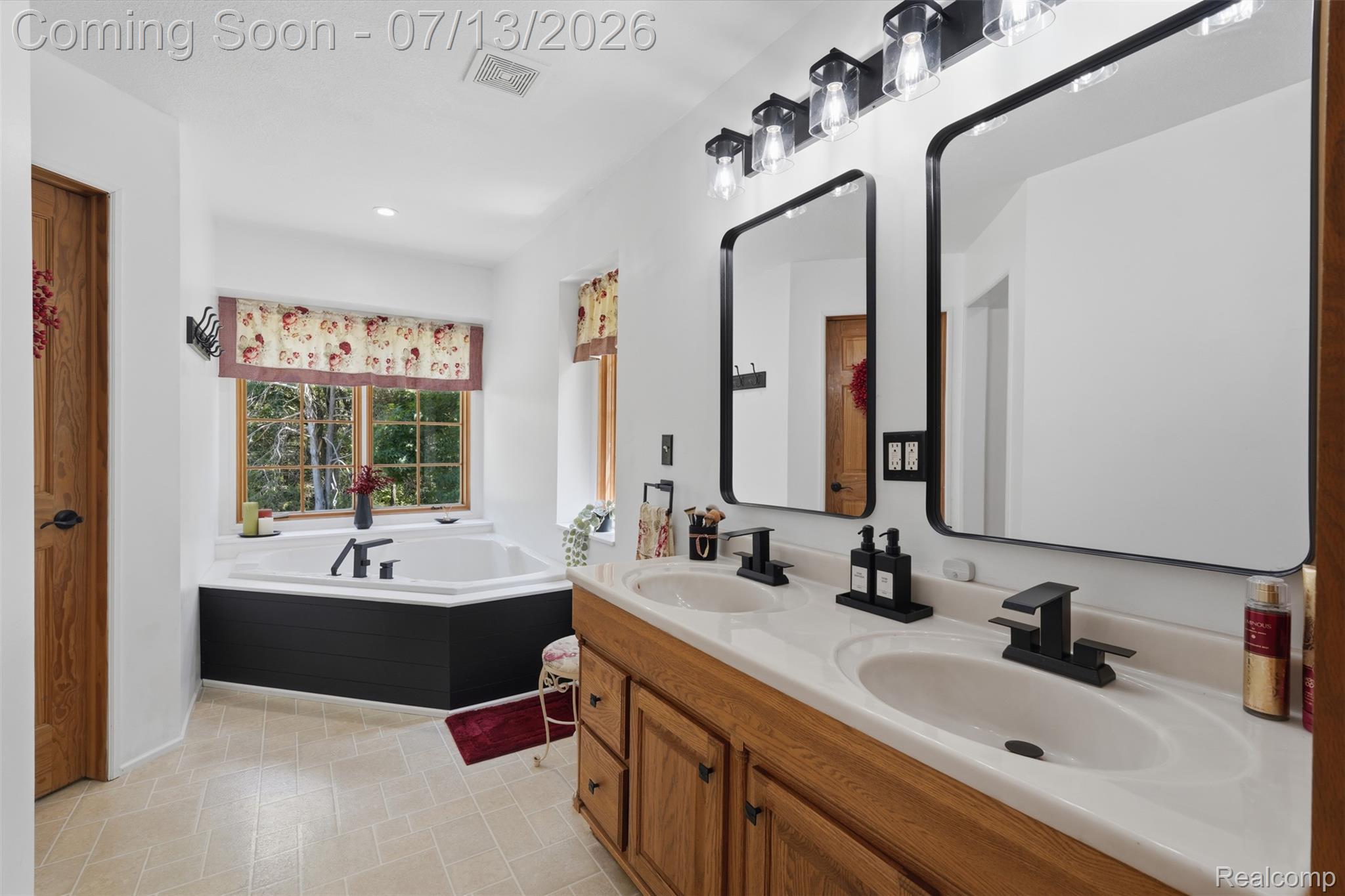 10525 Antcliff Road Brooklyn, MI 49230 - Photo 22 of 80 Primary ensuite bath