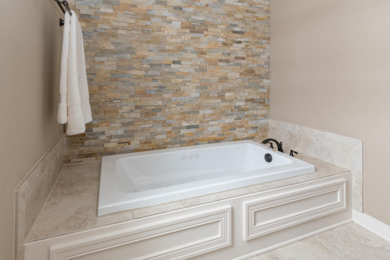 9868 Shephard Ridge Kalamazoo, MI 49009 - Photo 16 of 38 Master Bath