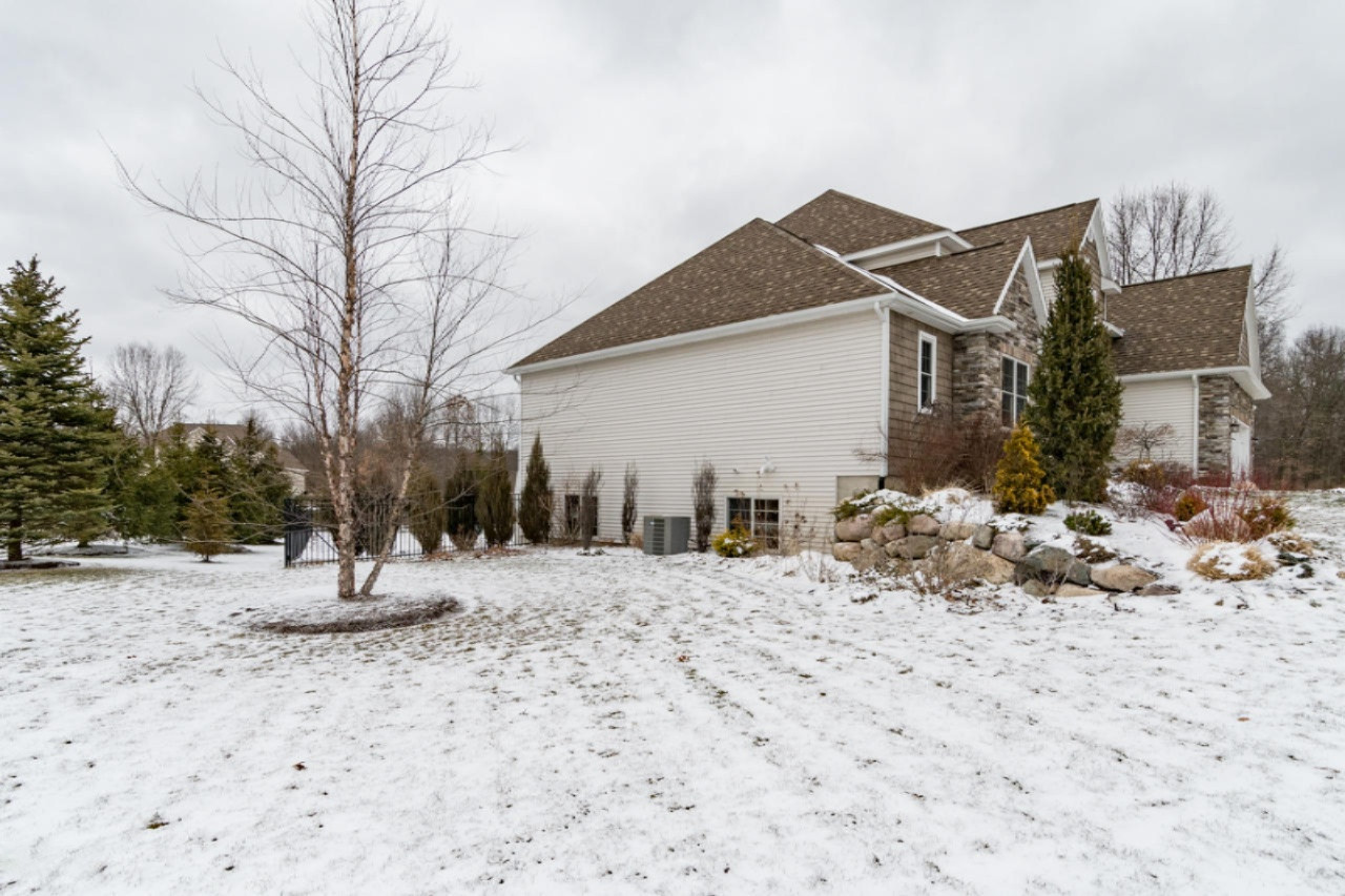 9868 Shephard Ridge Kalamazoo, MI 49009 - Photo 28 of 38 Side Yard