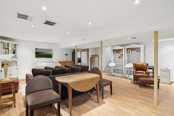 $2,795,000 | 11 Sandown Court, Wainscott, NY 11975
