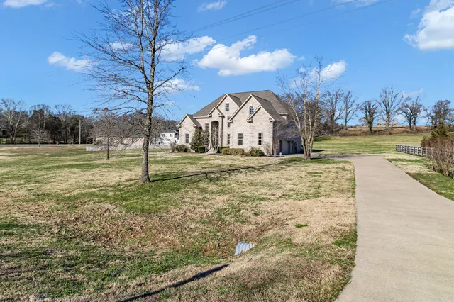 $929,900 | 423 Carters Creek Pike, Columbia, TN 38401
