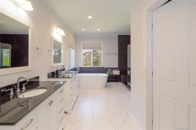 $2,475,000 | 115 Highland Road, Southampton, NY 11968