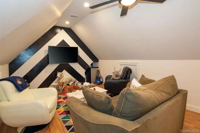 $2,475,000 | 115 Highland Road, Southampton, NY 11968