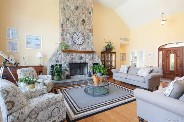 $2,475,000 | 115 Highland Road, Southampton, NY 11968