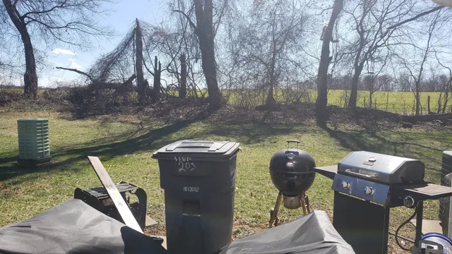 a view of entryway with garden