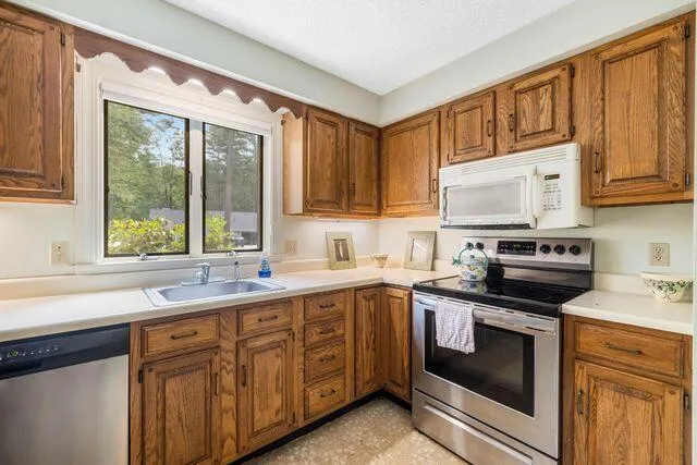 $499,000 | 16 Oakwood Lane, Unit 16, Kennebunk, ME 04043