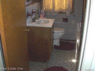 18042 Reed Street Melvindale, MI 48122 - Photo 11 of 18 ReedFULLBATH.jpg