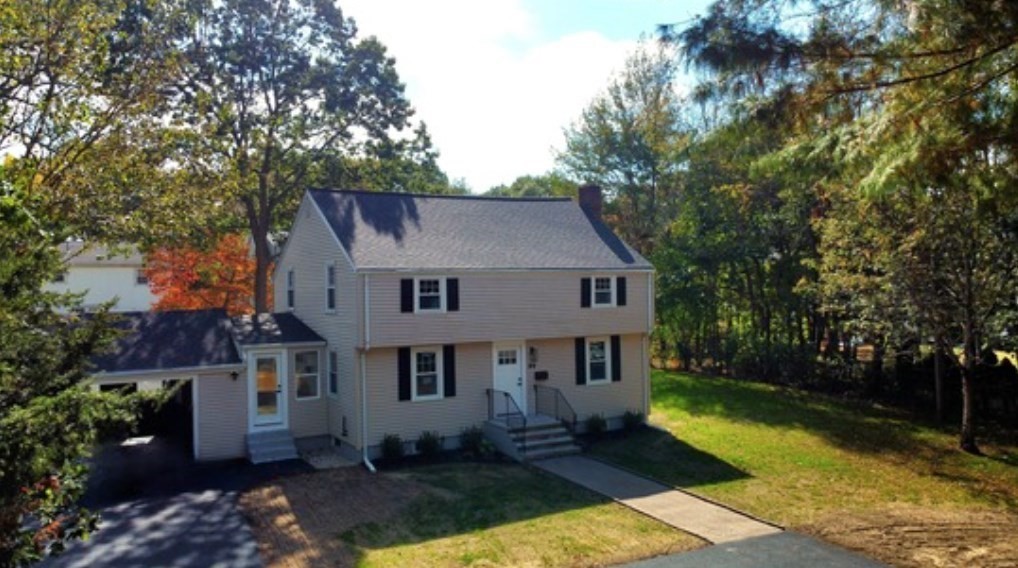 a view of a house with a yard