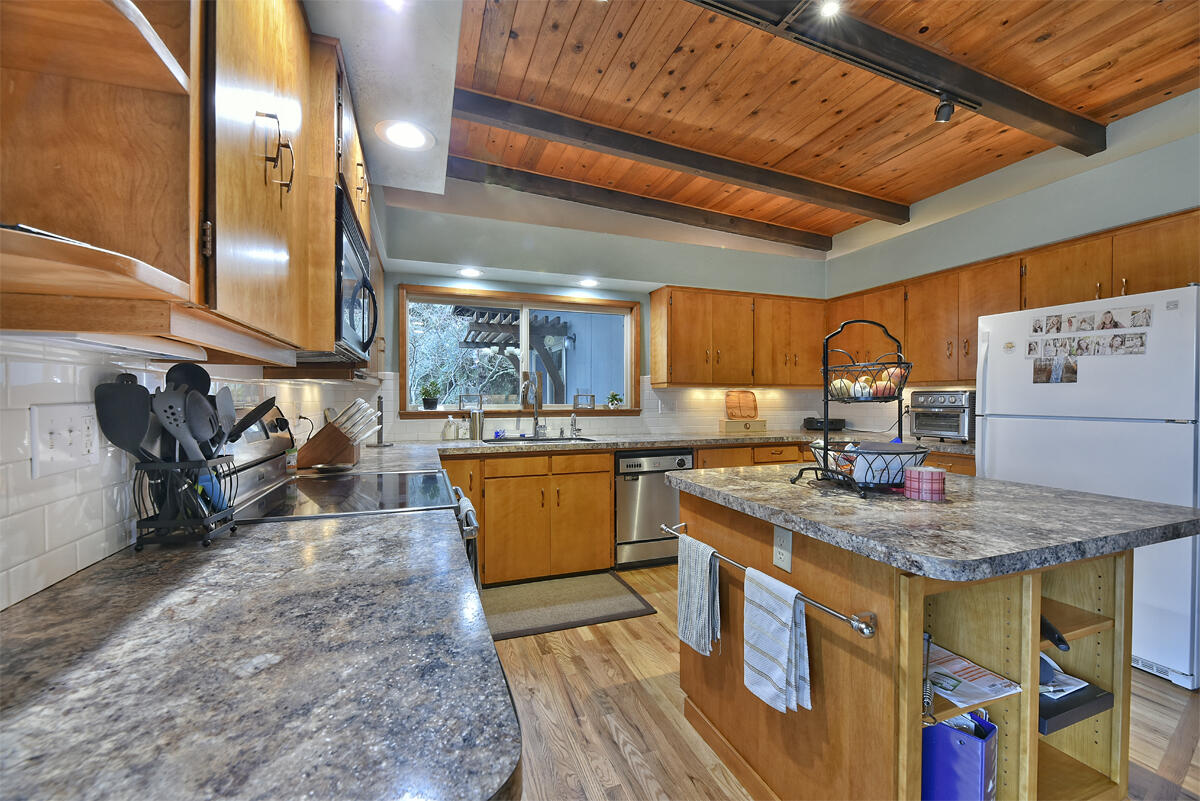 460 Wilson Road Ashland, OR 97520 - Photo 16 of 40 16