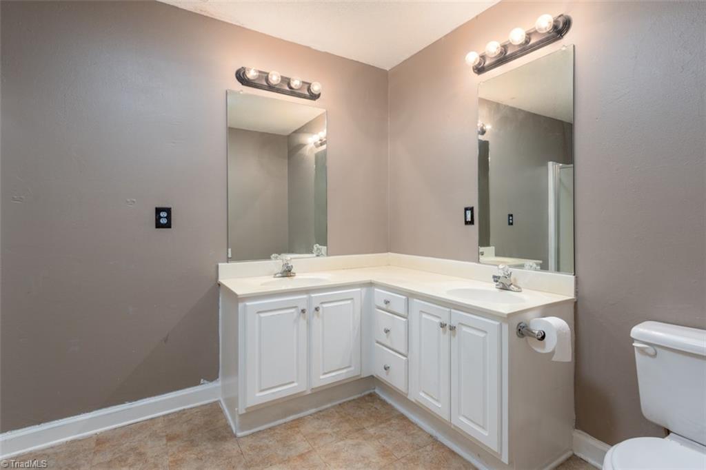 5480 Springhouse Farm Road Winston-Salem, NC 27107 - Photo 12 of 28 Primary bathroom