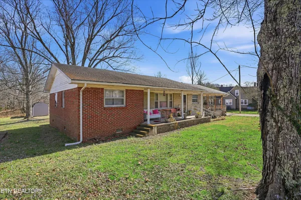a view of a house with backyard