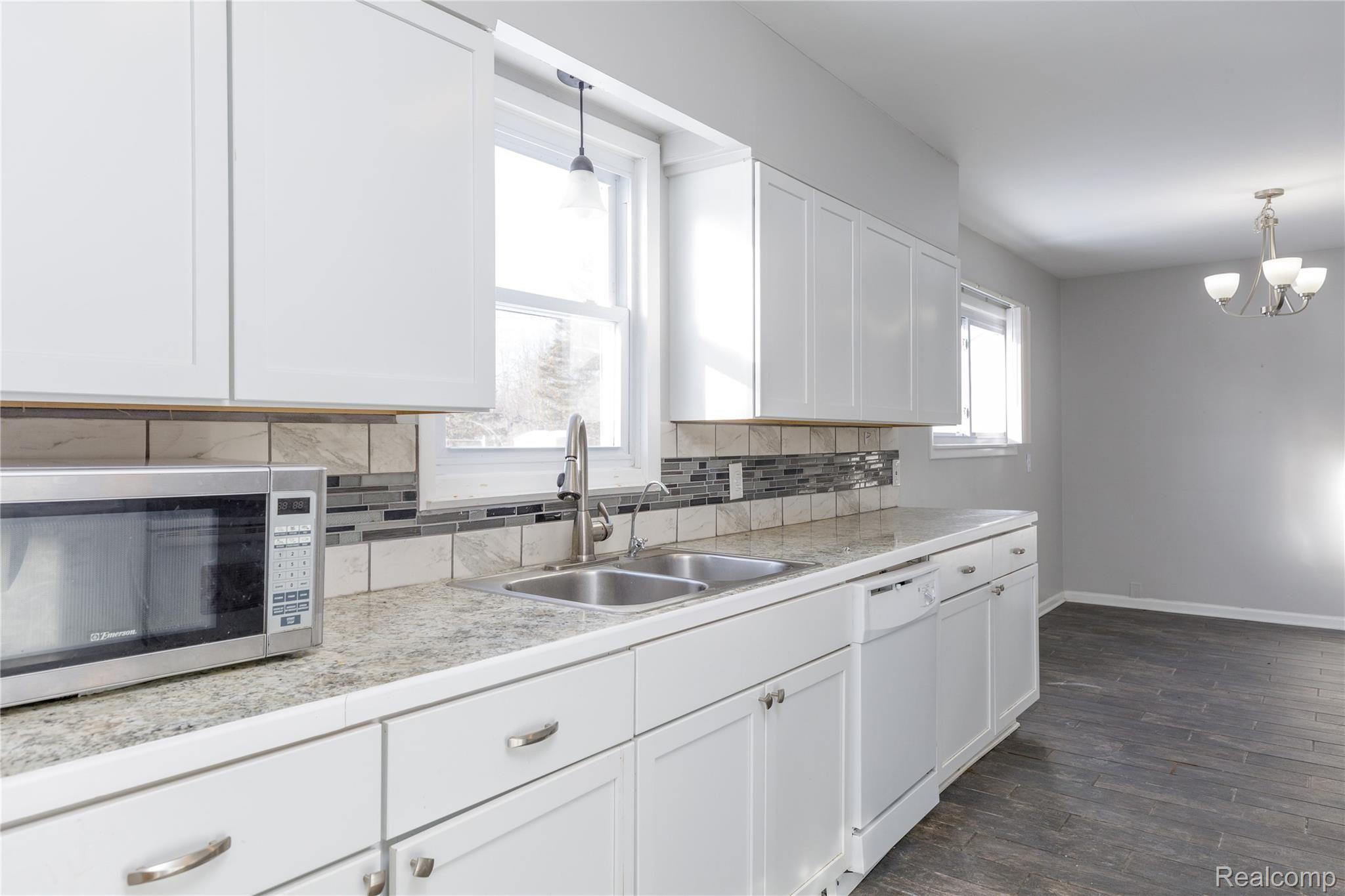 4007 North Belsay Road Flint, MI 48506 - Photo 9 of 26 Large kitchen