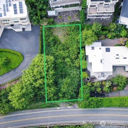 a view of a yard with a house