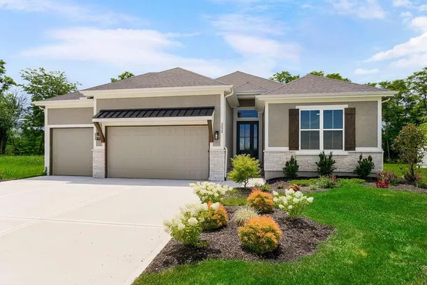 $690,000 | 2624 Northeast Woodland Oak Drive, Lee's Summit, MO 64086