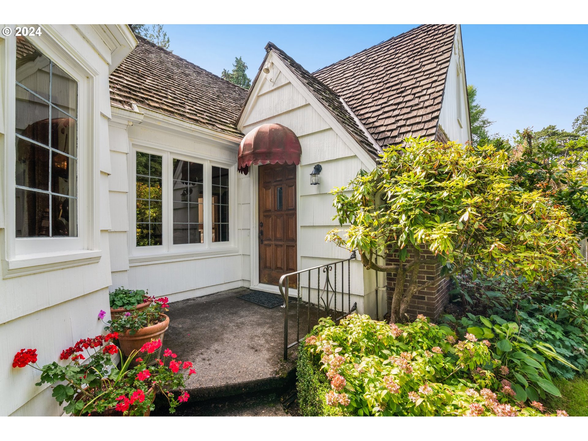 2710 Southwest Troy Street Portland, OR 97219 - Photo 2 of 35 Gallery Image 2