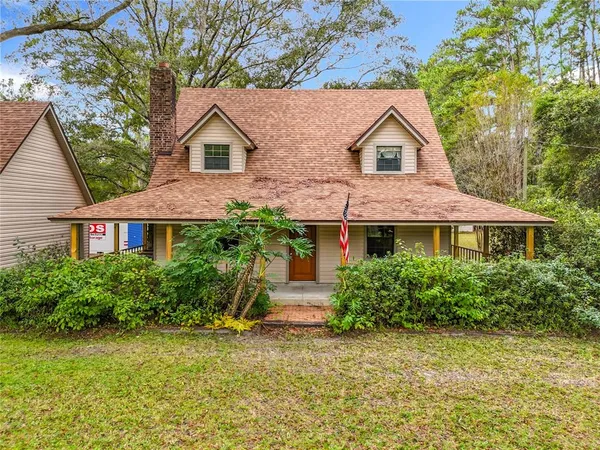 a view of a yard in front of house