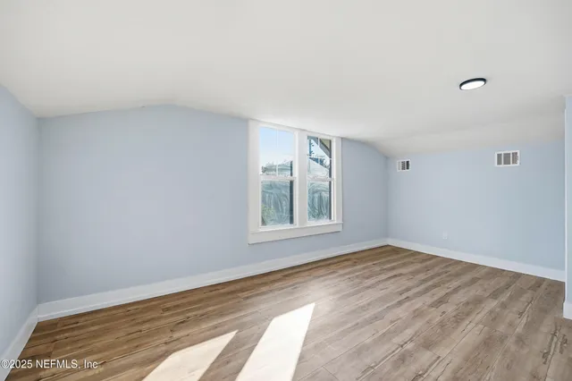 a view of an house with backyard and deck