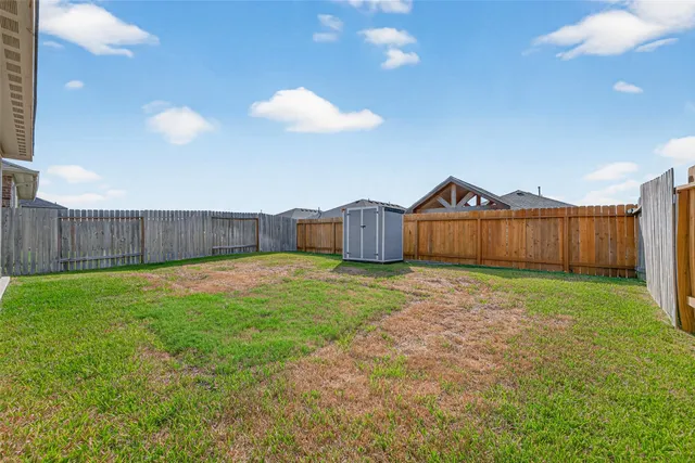 a view of a backyard