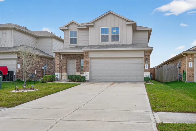 a front view of house with yard
