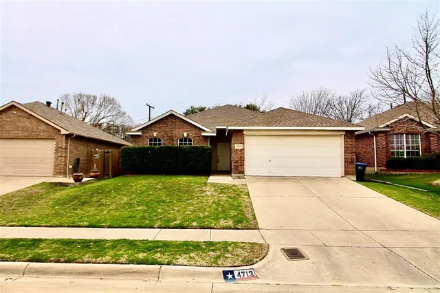 a view of front of house with a yard