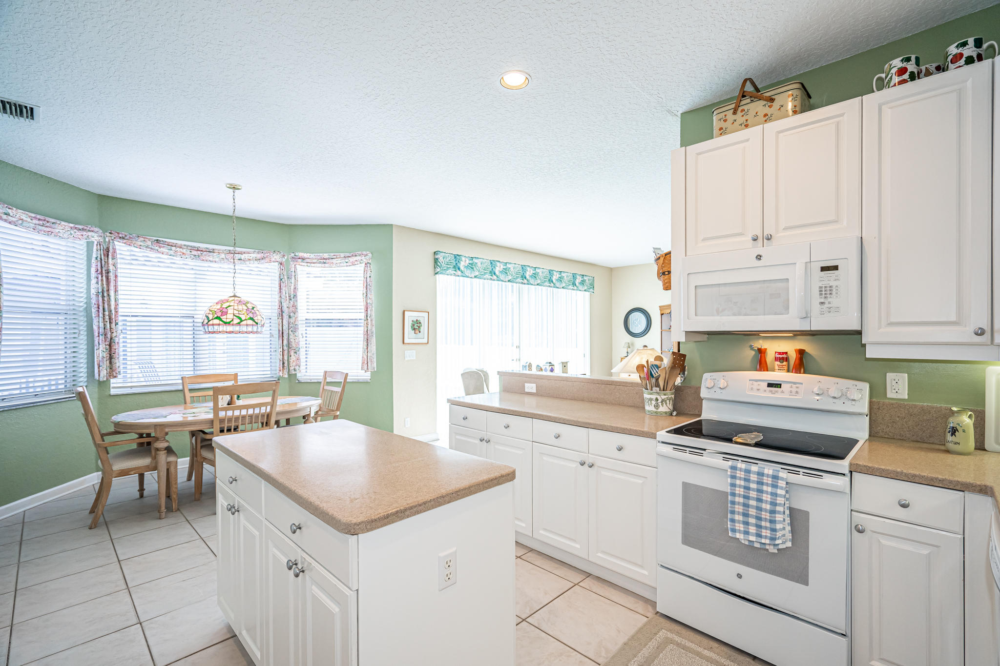 1665 Southwest 2nd Avenue Boca Raton, FL 33432 - Photo 9 of 31 kitchen/eat-in area