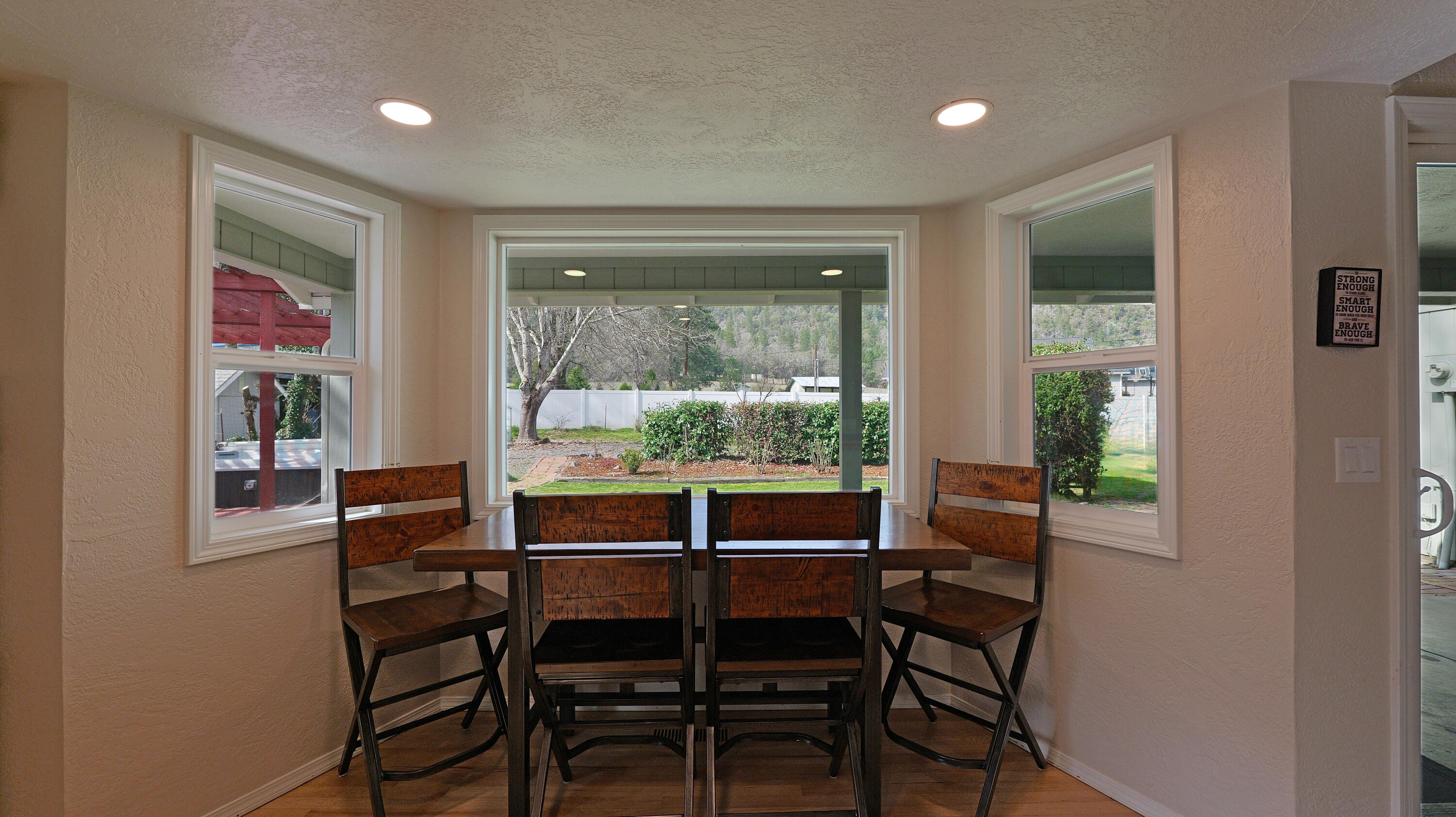9401 Old Stage Road Central Point, OR 97502 - Photo 21 of 49 Breakfast Nook