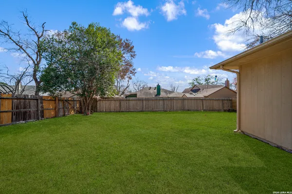 a view of a backyard