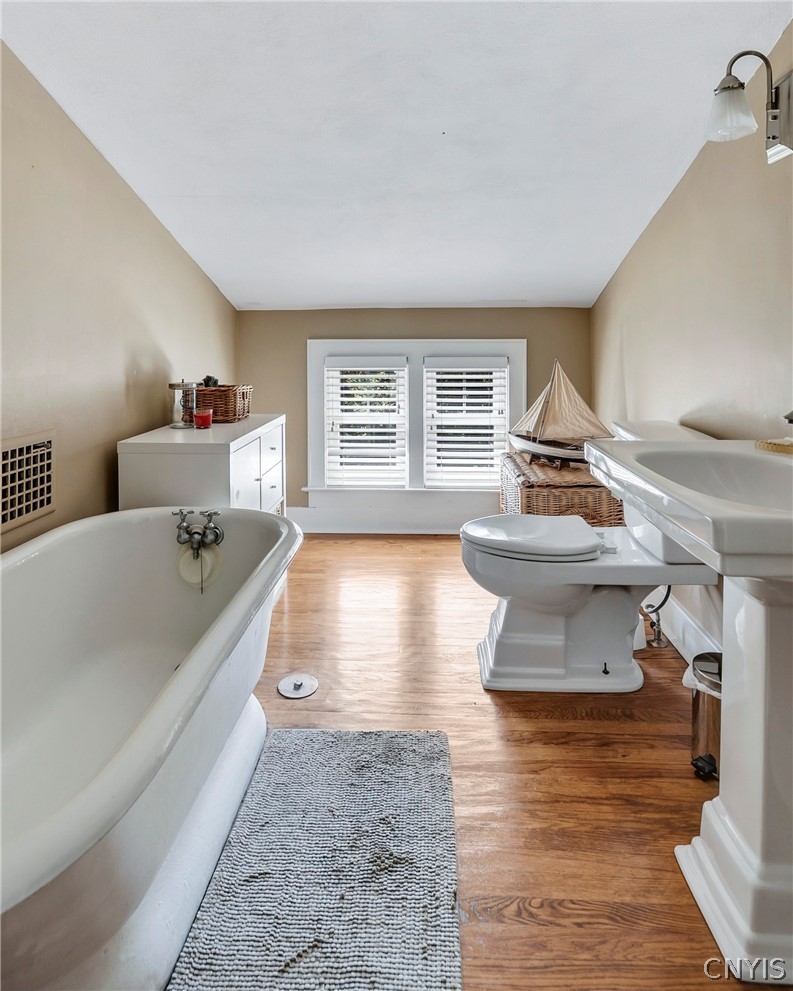111 Circle Road Syracuse, NY 13210 - Photo 31 of 43 3rd floor full bath